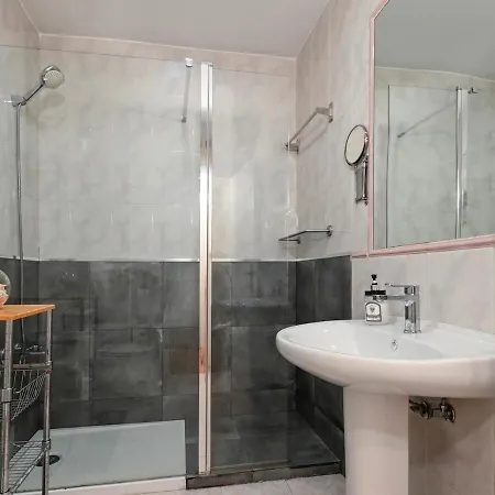 Bright & Spacious In Apartment *