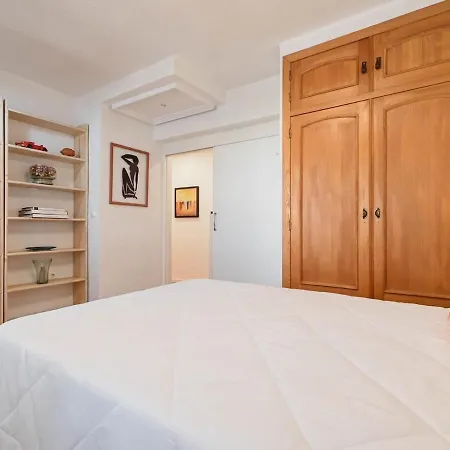 Bright & Spacious In Apartment